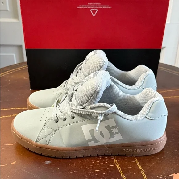 DC Shoes Light green with Khaki soles. Mens Skate shoes worn 1 time. - Picture 6 of 8